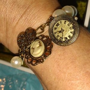 Gorgeous Vintage Pearl charm cameo bracelet